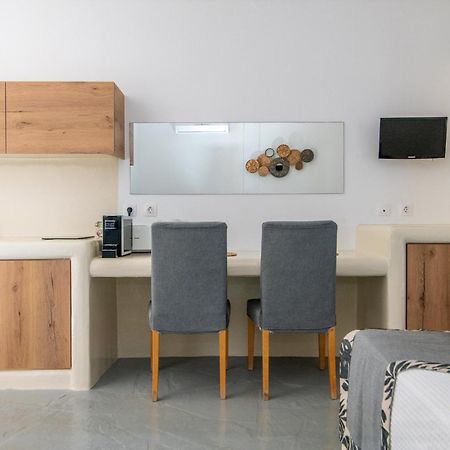 Big Blue Suites & Apartments Kionia Bagian luar foto