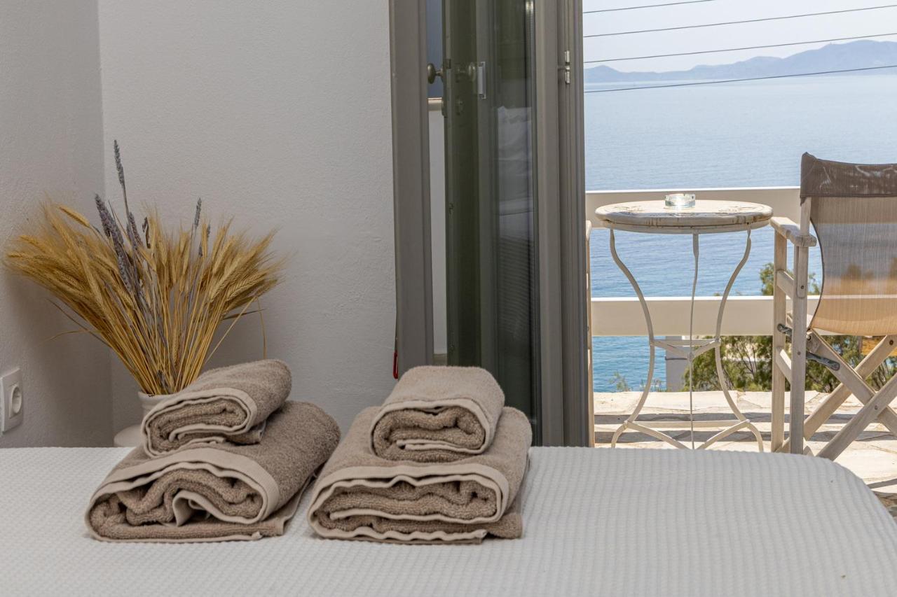 Big Blue Suites & Apartments Kionia Bagian luar foto