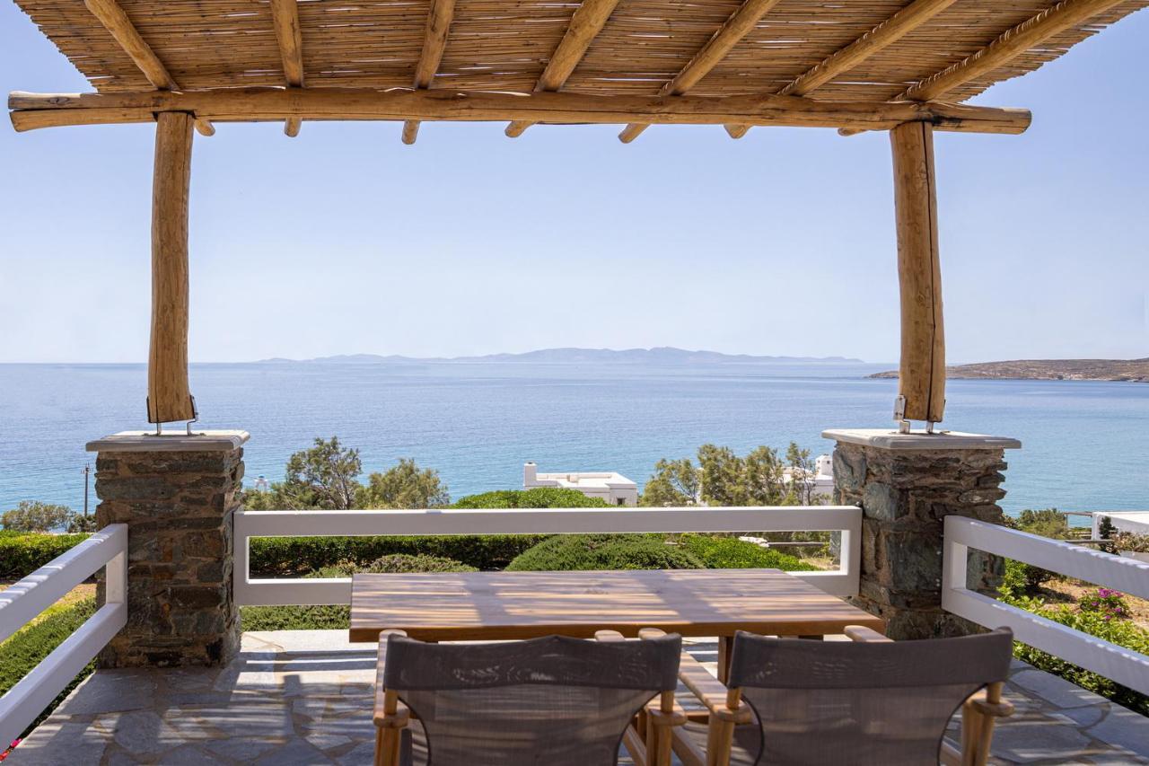Big Blue Suites & Apartments Kionia Bagian luar foto
