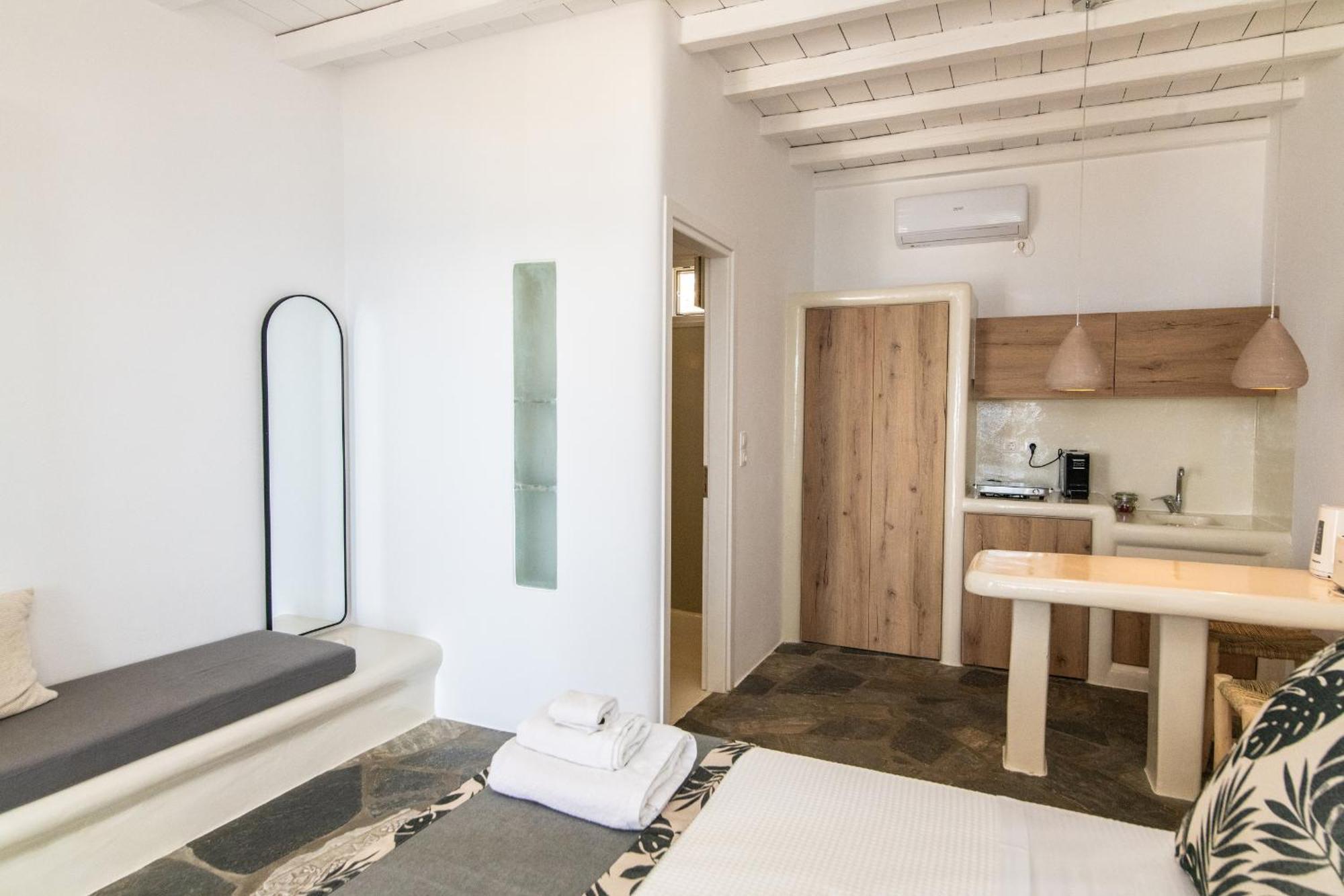 Big Blue Suites & Apartments Kionia Bagian luar foto
