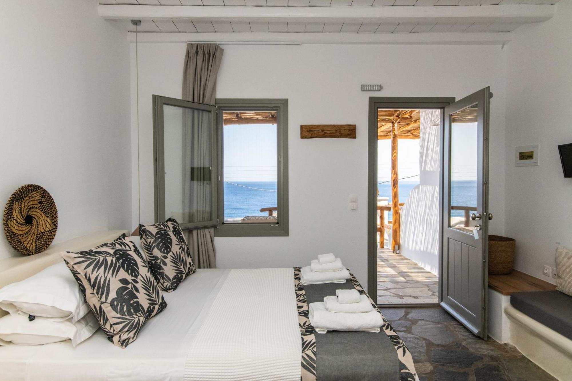 Big Blue Suites & Apartments Kionia Bagian luar foto